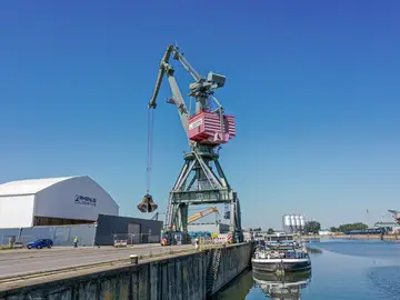 Im Bodenreinigungszentrum Regensburg führte Bauer Resources die Verladung von Boden auf ein Schiff durch.