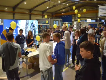 On September 20, around 300 students and their parents visited the Bauer training workshop. 