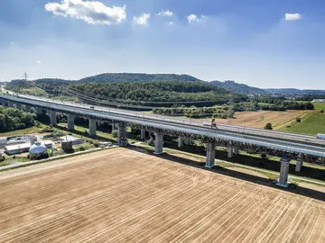 Die Sanierung der 14 Brückenpfeiler und -köpfe der Eisenbahnüberführung Itztalbrücke wurde im Juni 2024 erfolgreich abgeschlossen.