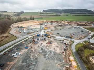 Bauer Resources erstellte in Rekordzeit Erdwärmesondenfelder für eine neue Reha-Klinik in Bayreuth. 