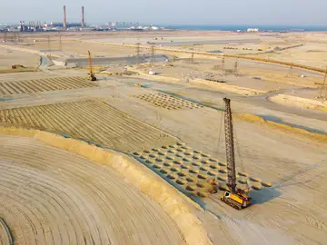 Soil compaction for the Sabah Al Ahmad Sea City construction project – a total of six BAUER MC duty-cycle cranes are being used in Kuwait under extreme conditions. 