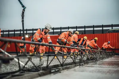 Betoneinbau vor der Rüttelbohle zur Herstellung der Betonoberfläche