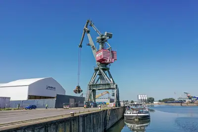 Im Bodenreinigungszentrum Regensburg führte Bauer Resources die Verladung von Boden auf ein Schiff durch.