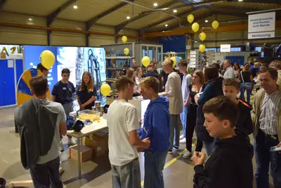 On September 20, around 300 students and their parents visited the Bauer training workshop. 