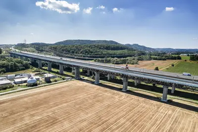 Die Sanierung der 14 Brückenpfeiler und -köpfe der Eisenbahnüberführung Itztalbrücke wurde im Juni 2024 erfolgreich abgeschlossen.