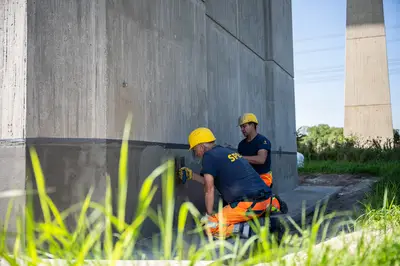 Zum Schutz vor eindringender Feuchtigkeit wurden die Pfeilerfüße ebenfalls umfangreich behandelt.