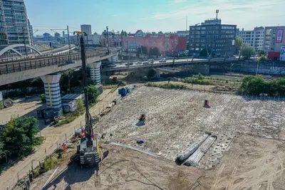 Bauer Spezialtiefbau setzt eine Kombination aus Mixed-in-Place-Verfahren, Pfahlwänden und der eigens entwickelten LWS-Silikatgelsohle ein.