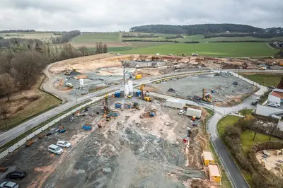 Bauer Resources erstellte in Rekordzeit Erdwärmesondenfelder für eine neue Reha-Klinik in Bayreuth. 