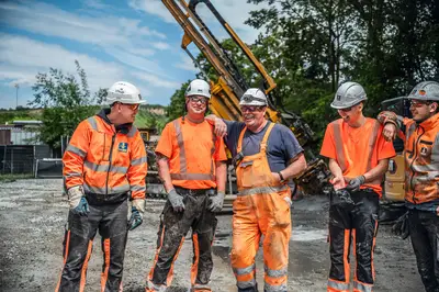 Kollegen auf der Baustelle haben eine gute Zeit miteinander