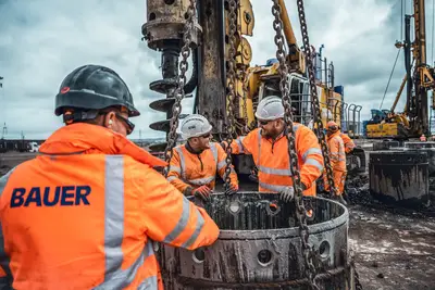 Kollegen auf der Baustelle schauen sich an und lachen