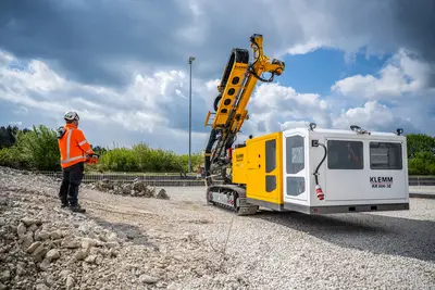 bauma 2025 Vorschau: Besucher des Bauer-Standes können sich auch auf das Nachfolgergerät der elektrohydraulischen KLEMM KR 806-3E (im Bild) freuen.