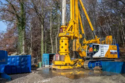 Die besondere Herausforderung bei diesem Projekt: präzises Arbeiten in unterschiedlichen Bodenschichten bis hin zu Fels in einer beispiellosen Tiefe von 160 m.